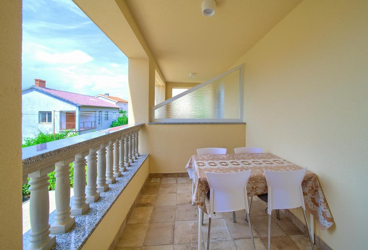 Apartmani Dal Malinska Exteriör bild