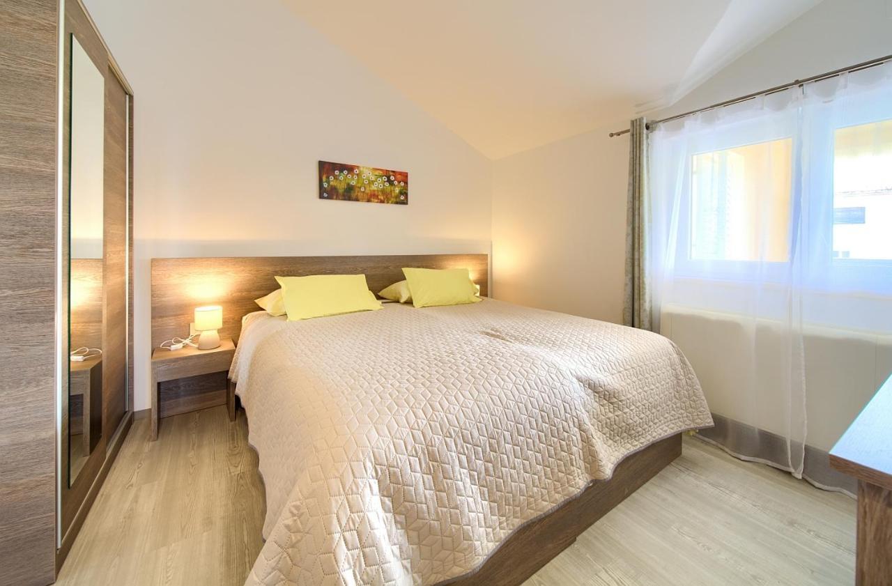 Apartmani Dal Malinska Exteriör bild