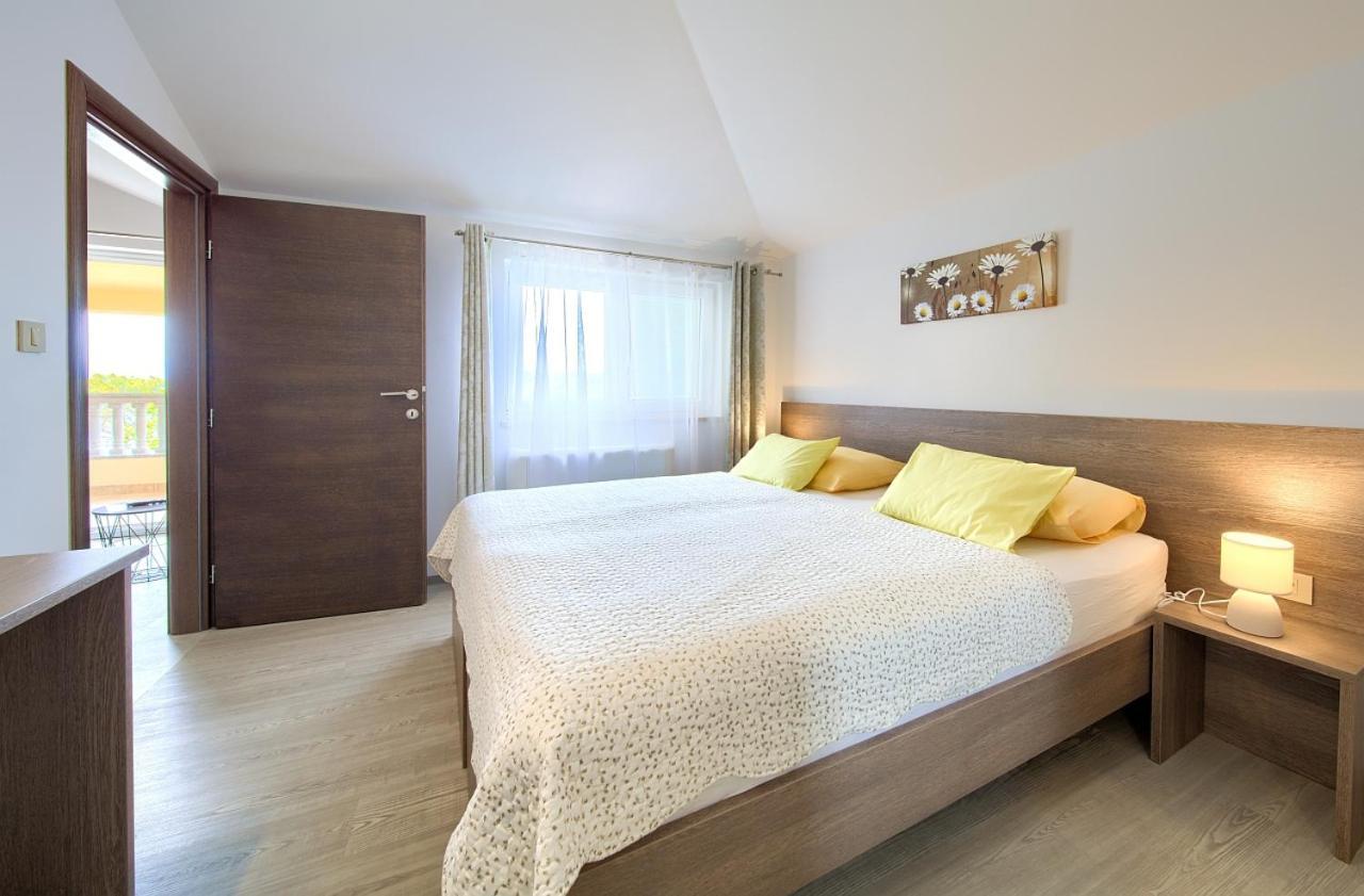 Apartmani Dal Malinska Exteriör bild