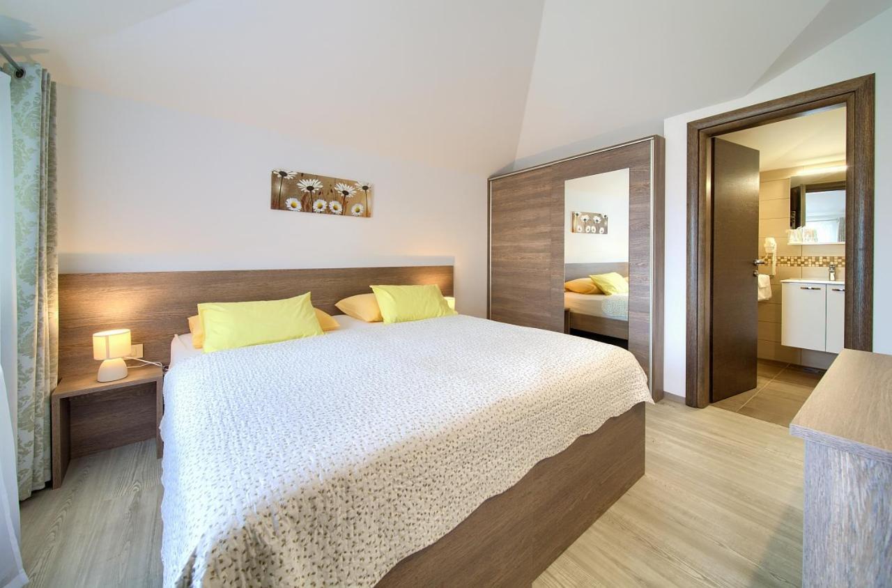 Apartmani Dal Malinska Exteriör bild